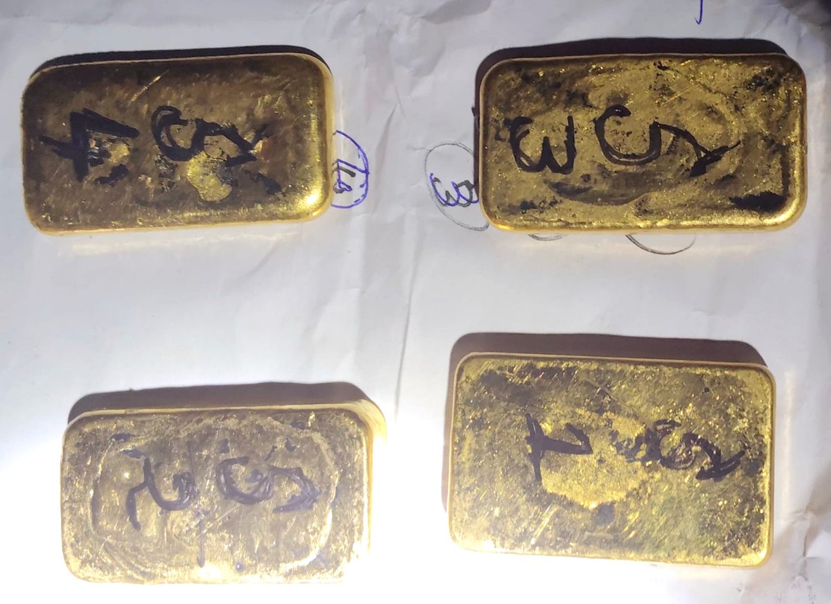 BSF_SOUTHBENGAL's tweet photo. Acting on specific input, #AlertTroops of 32 Bn #BSF apprehended two smuggler while attempting to smuggle gold along Indo-Bangladesh border and seized 4 gold biscuits weighing 510 grams, valued at ₹67.37 lakh.
#BSFseizedGold #Smugglingfoiled https://t.co/jf7ghfkAQI