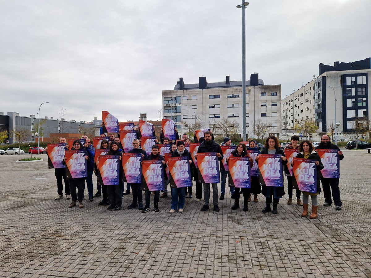 LABsindikatua's tweet image. 💥 Euskarari pizkunde berri bat emateko, LABek ere abenduaren 27an Miribilla betetzera dei egiten du 

🗣️ Euskaldunei aktibatzeko deia egin eta hizkuntza politiketan jauzi sendo bat aldarrikatzeko ekitaldia   

🔗 labur.eus/ha8dtudi