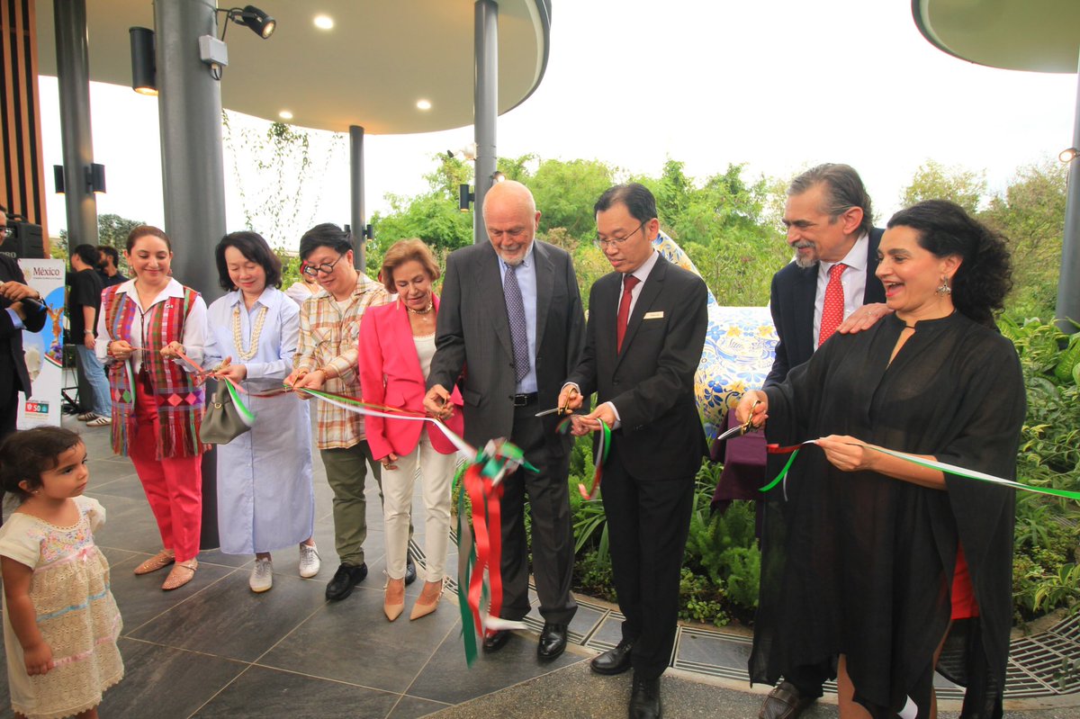 agarcialopezl's tweet image. En @GardensbytheBay develé la escultura “Axolotl: El Espíritu del Agua”, del colectivo de artistas @somos_axolotl. La obra promueve la protección del #Ajolote, especie endémica 🇲🇽 y nativa del antiguo sistema lacustre de Tenochtitlan.

Visítala en la Sustainability Gallery.