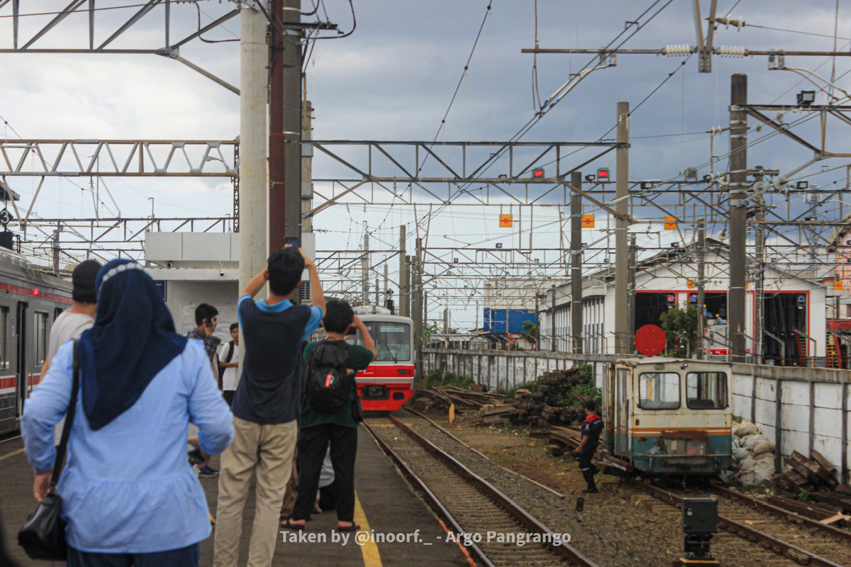 2025年12月17日、KAI Commuter の東京メトロ05系電車05-010Fがボゴール車両基地からデポック車両基地まで「最後の旅」を終えました。この列車は引退しており、将来的には解体される予定であるため、移動されたとのこと。

お疲れ様でした、05-010F!