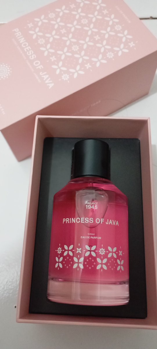 Akhirnya beli juga setelah sniff di sociola.
Ternyata banyak parfum lokal di situ bisa sniff banyak ehe.