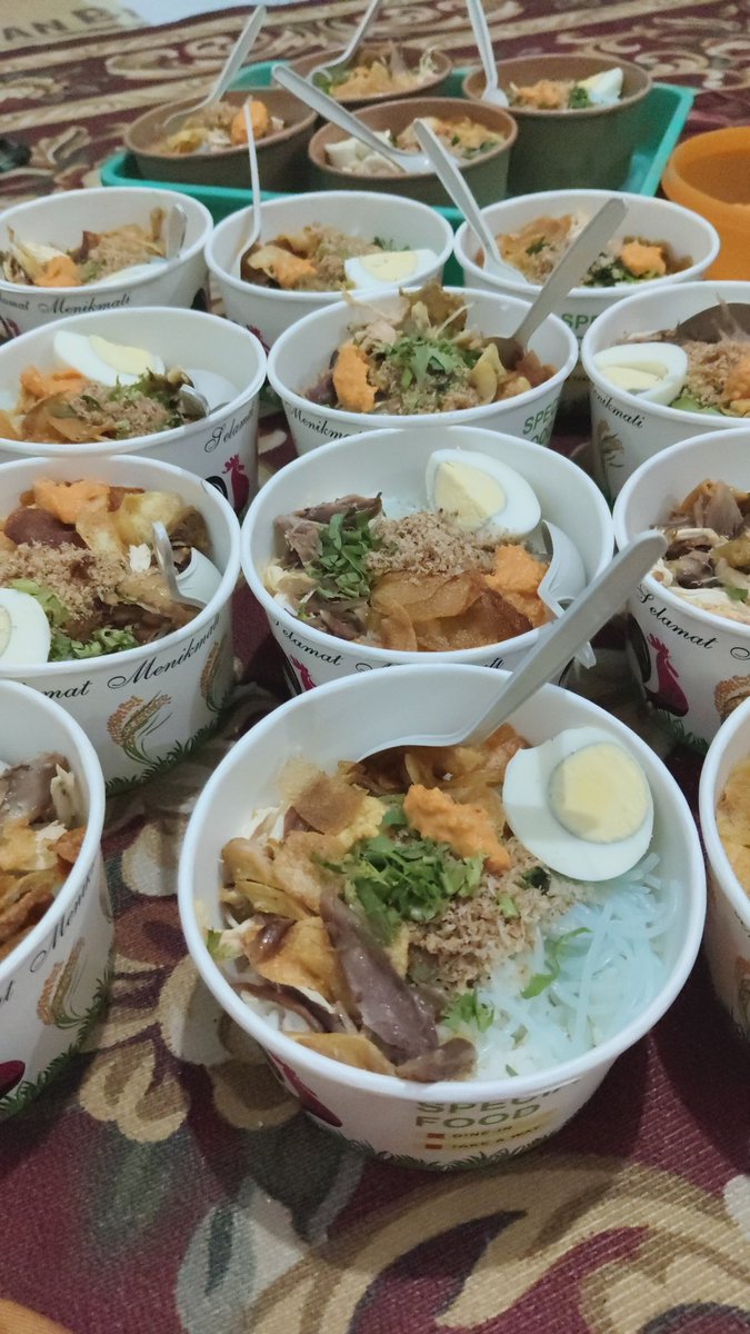 studywithAhid's tweet image. Talk to who... 
Nyiapin makan acara sambil mikir academic pressure semester inj