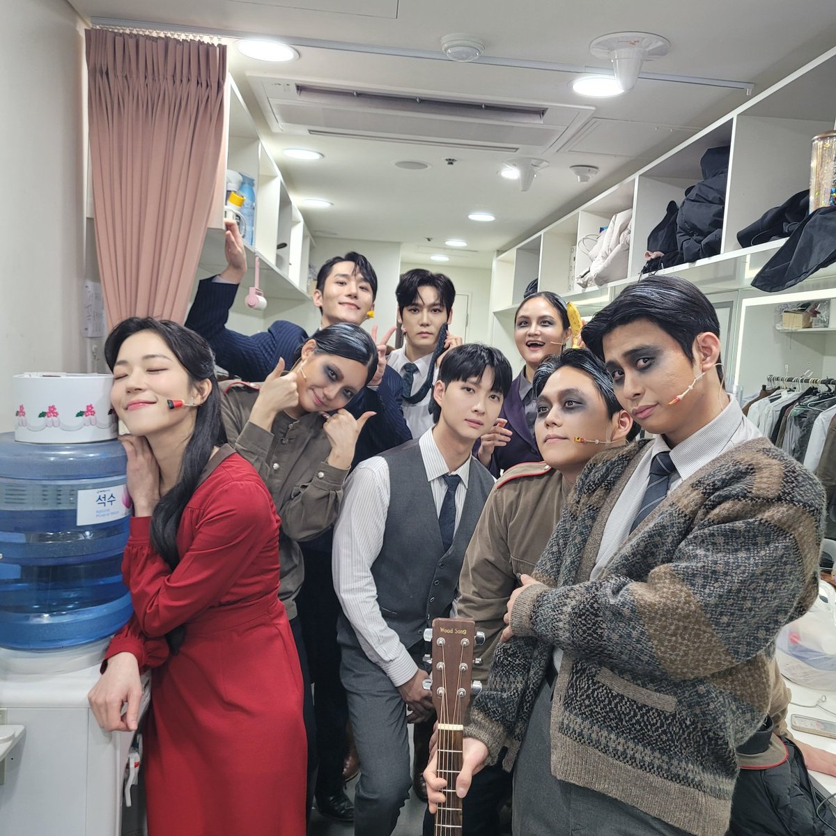 [뮤지컬 #미드나잇액터뮤지션]

🕰️12월 18일(목) 8시

오늘의 캐스트 단체사진 공개!

#양지원 #신수빈 #신의정 #송정은 #설다혜 #김민성 #남수현 #조재철
_ 
𝟮𝟬𝟮𝟱.𝟭𝟮.𝟭𝟯-𝟮𝟬𝟮𝟲.𝟯.𝟭𝟱 
예스24아트원 1관