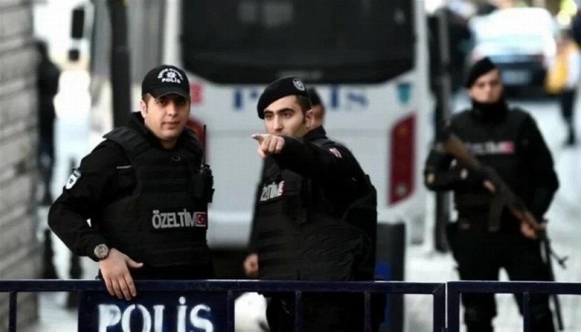 اعتقالات وهروب في مداهمات أمنية تطارد مشاهير إسطنبول. للاطلاع على 