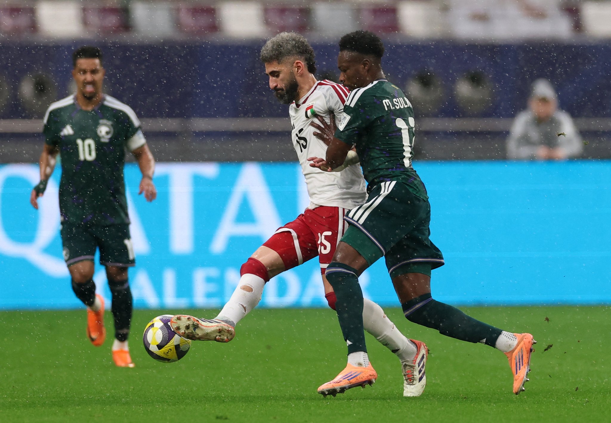 محمد كمال ريشة المحلل التحكيمي لـ«الرياضية» : القرار في إيقاف أو إلغاء مباراة السعودية و الإمارات يعود إلى حكم المباراة فهو من يقرر الاستئناف بناء على تحسن الأجواء وتصريف المياه .. وفي حال استمر هطول الأمطار لوقت أطول يقرر إلغاء المباراة وكتابة تقرير إلى اللجنة المنظمة لاتخاذ قرار بإعادة المباراة من بدايتها أو استكمالها من حيث توقفت بحسب لوائح البطولة #السعودية_الإمارات 