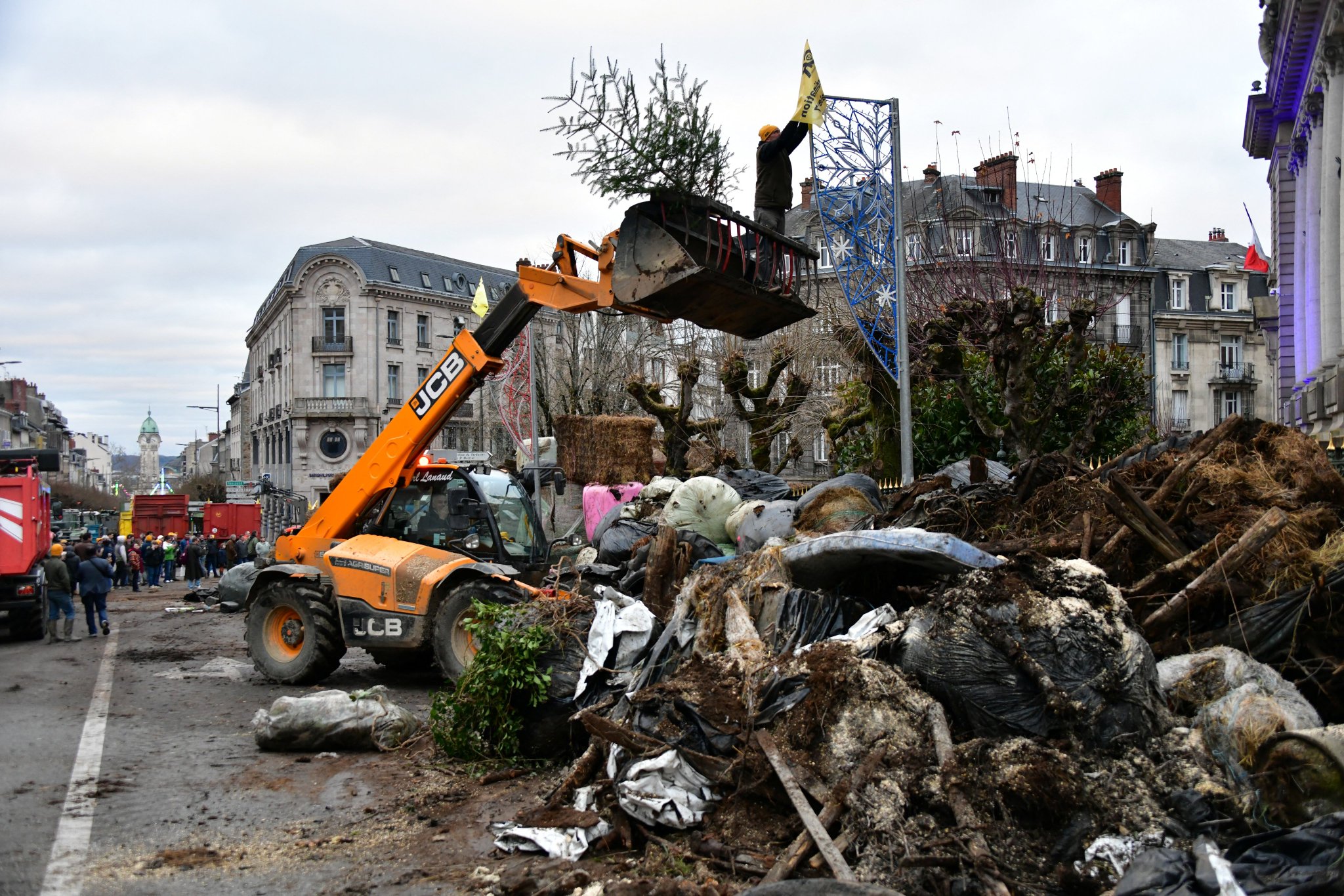 لقطة اليوم: مزارعون غاضبون يرمون النفايات أمام مبنى بلدية فرنسية احتجاجاً على تعامل السلطات مع وباء يصيب المواشي 