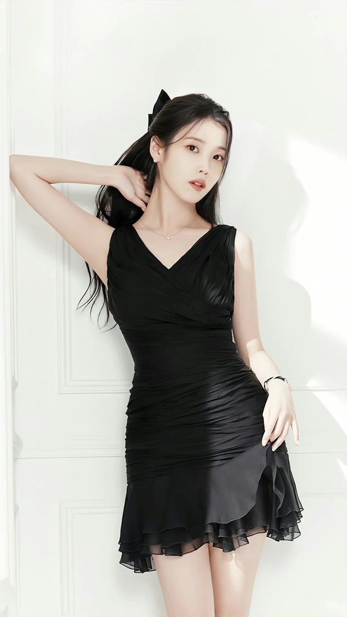 leejoingsuk's tweet photo. The waist.                                  The waist grabber https://t.co/Lnk2uUaGrF