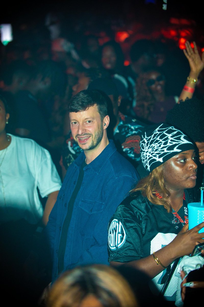 LightUpLGS's tweet image. An atmosphere filled with joy, movement, and connection.

This is the standard.

And Lagos will always be the heartbeat of it all. ✨

#LightUpTakeover #LightUpLagos #DJamesLive