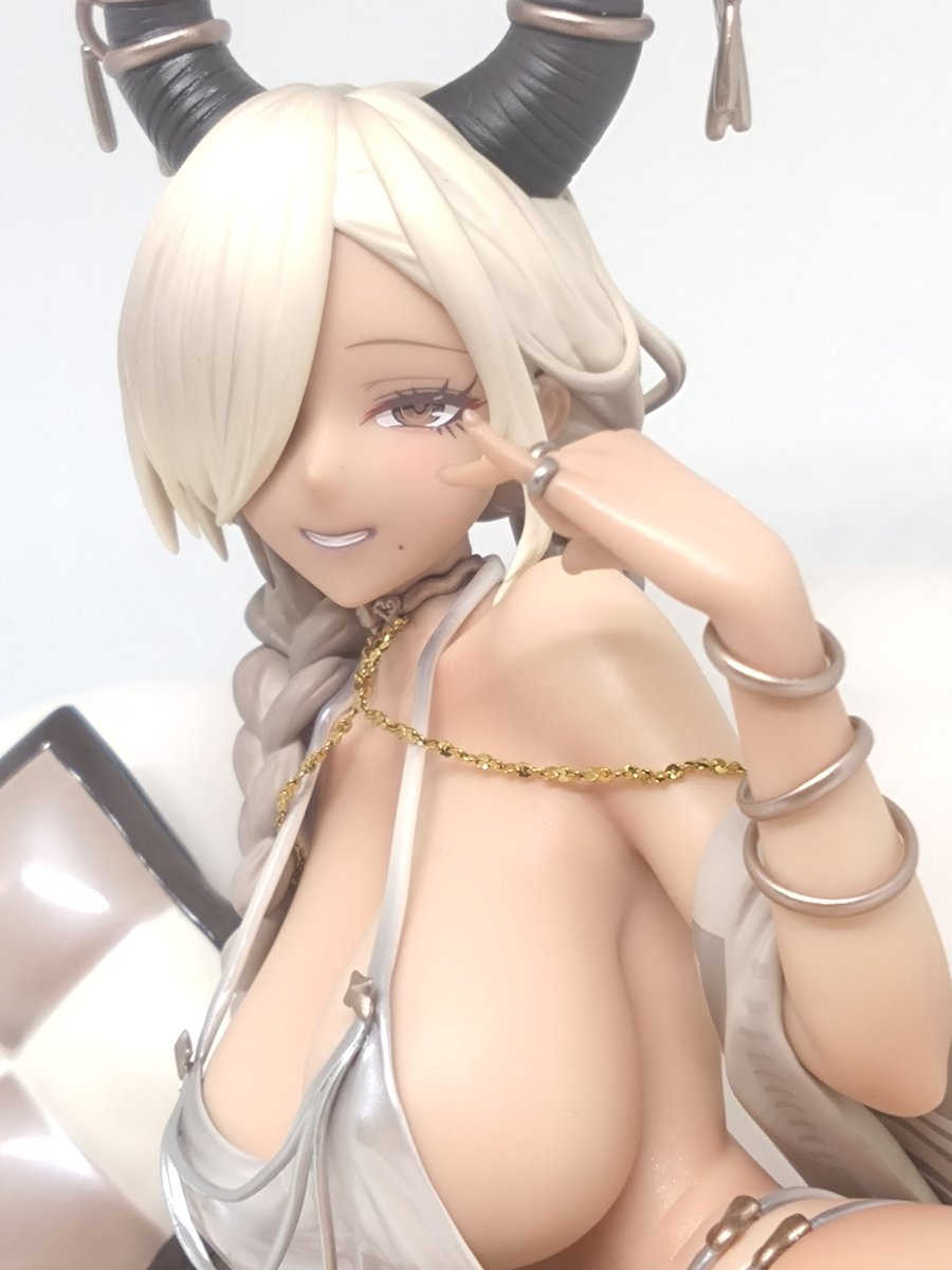 運送業界がてんやわんやだからなのか発売日からかなり遅れて届いた尾張
台座からはずせない?のは残念だけどたまんねぇ造形だぜ🤤 