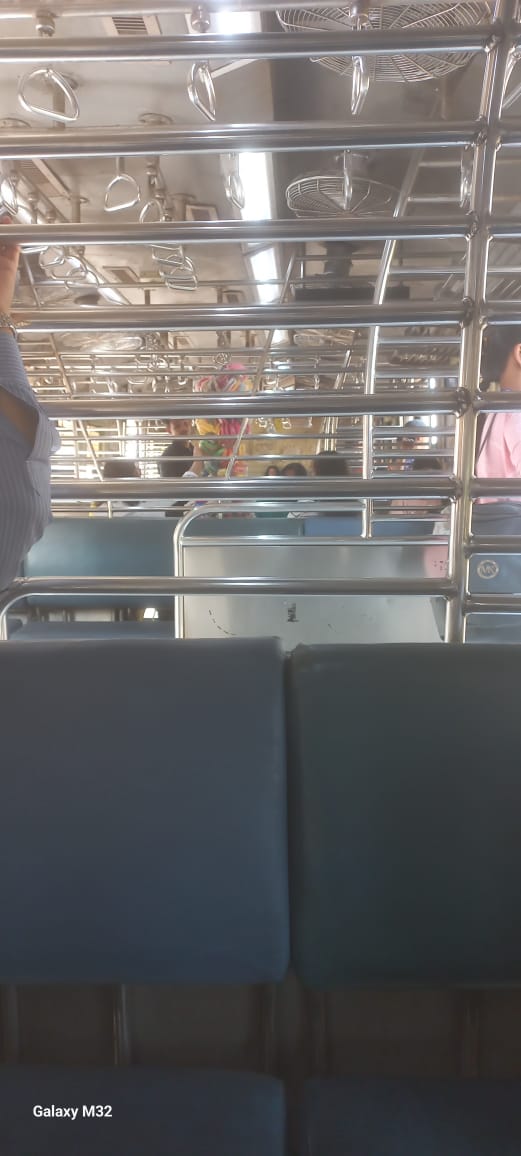 VirusesFight's tweet photo. @drmmumbaicr @RailwaySeva @RPFCR @@RPFCRBB Illegal hokers doing business in ladies cotch at sewri at 13.54 towards CSMT  please look into this matter ASAP and take necessary action against them https://t.co/CP1J5zS2hu