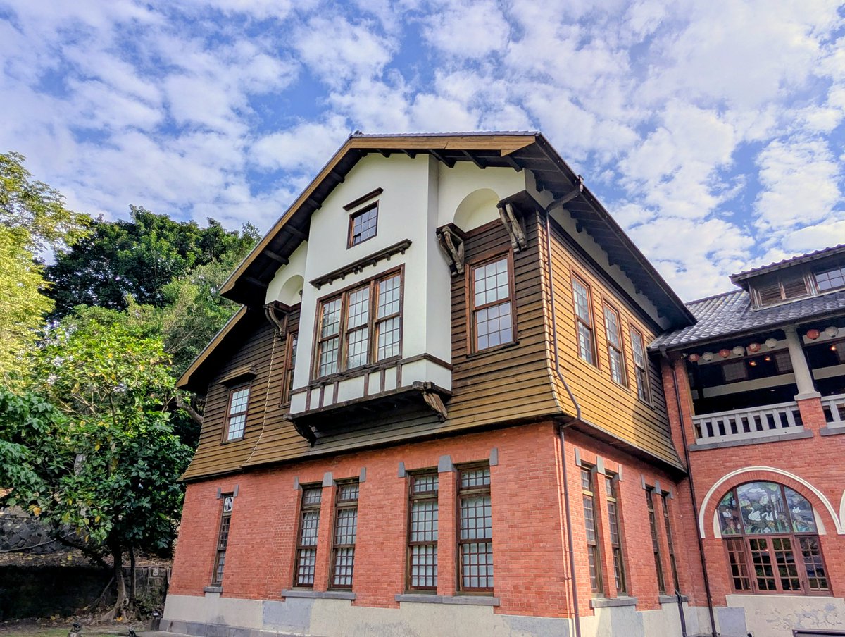 YuJenShih2's tweet photo. 北投公共浴場 - 1913年為仿靜岡縣伊豆山溫泉而興建的溫泉浴場。

Hokutos offentlige badehus ble oppført i 1913 som en etterligning av Yizuyama, en liten bygd i Japan kjent for sine varme kilder.

#近代建築 #挪威語 #台北 #臺北 #日本時代 #北投 #洋館 #洋風 https://t.co/Ch6qboymnN