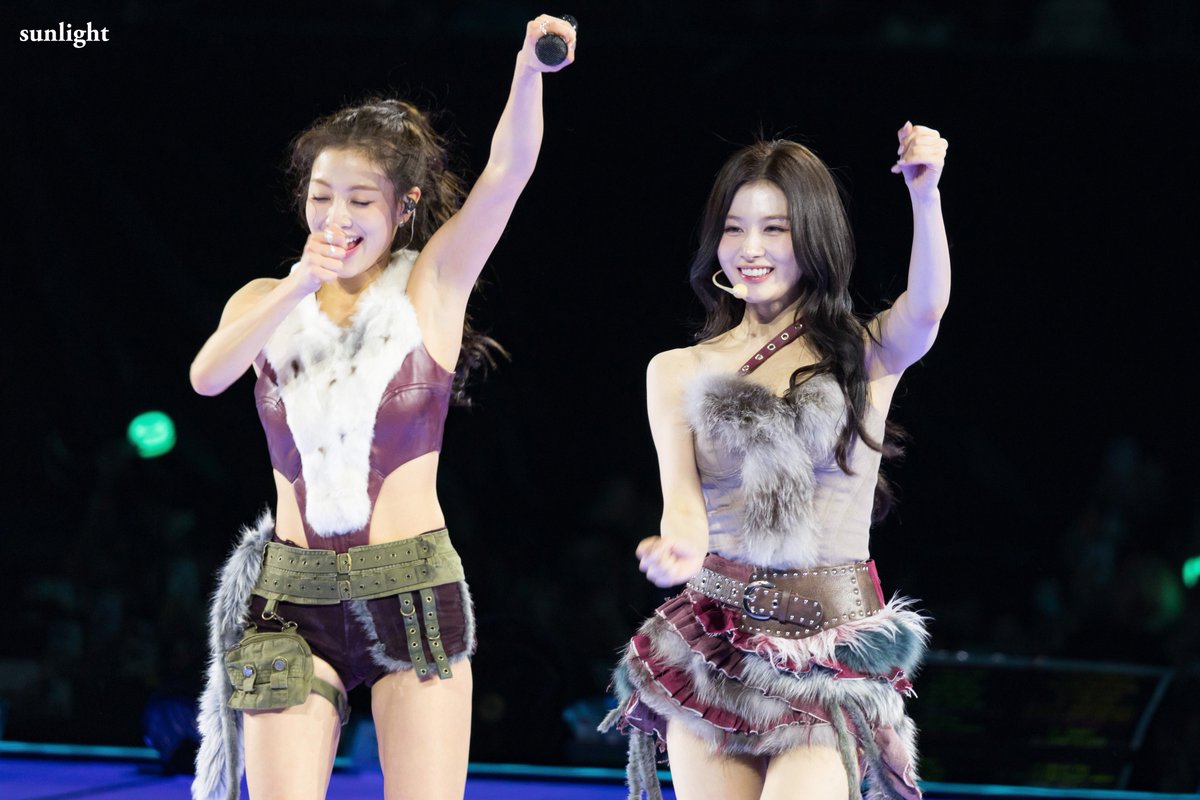 Sunlight1229's tweet photo. 251213 THIS IS FOR in BANGKOK DAY1

#트와이스 #TWICE #사나 #SANA  #지효 #JIHYO #SAHYO https://t.co/rYJzG5S6Tb