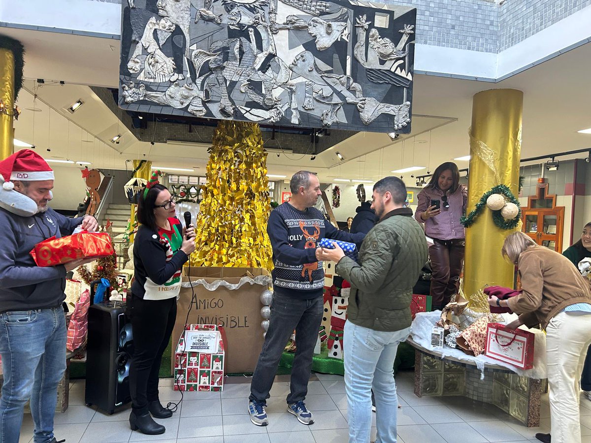 IESMF's tweet image. Día entrañable el que hemos tenido hoy en el Instituto, momentos bonitos y reparto del amigo invisible entre el profesorado. Nuestra comunidad educativa os desea ¡Feliz Navidad! #iesmiguelfernandez 🎅🎁