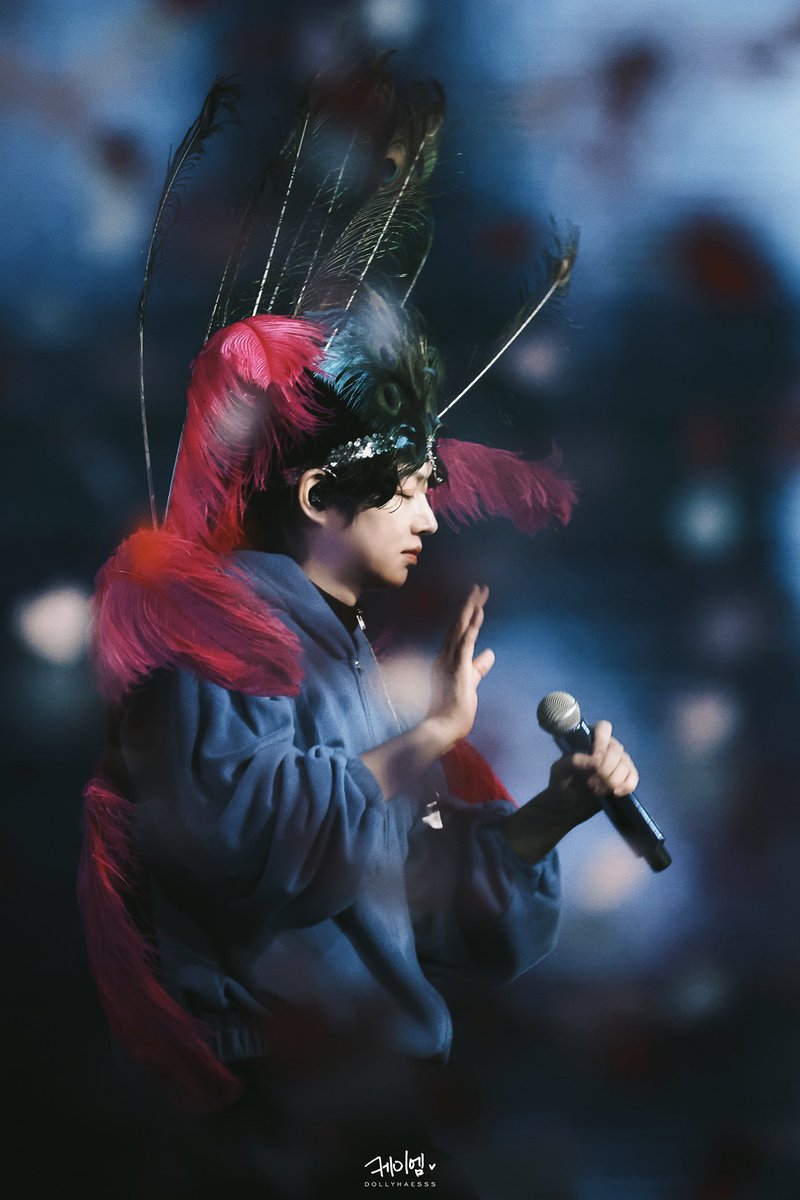 kakibrowni's tweet image. 분위기는 여왕님인데
입은 옷은 개그맨인게