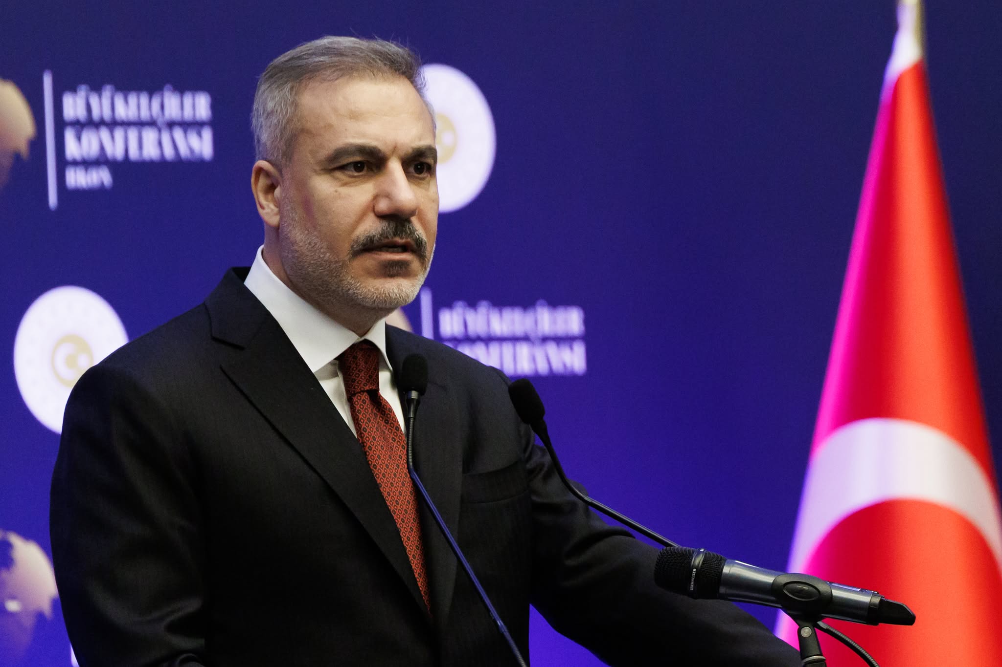 وزير الخارجية التركي هاكان فيدان: لا نرغب في اللجوء مجدداً إلى الوسائل العسكرية لكن على قسد أن تدرك أن صبر الأطراف المعنية بدأ ينفد. لقد وصلوا إلى نقطة يجب عليهم فيها الوفاء بالتزاماتهم المنصوص عليها في اتفاق 10 آذار. يتوقع الجميع من قسد تنفيذ اتفاق 10 آذار دون تأخير أو تحريف لأننا لا نريد أي انحراف عنه 