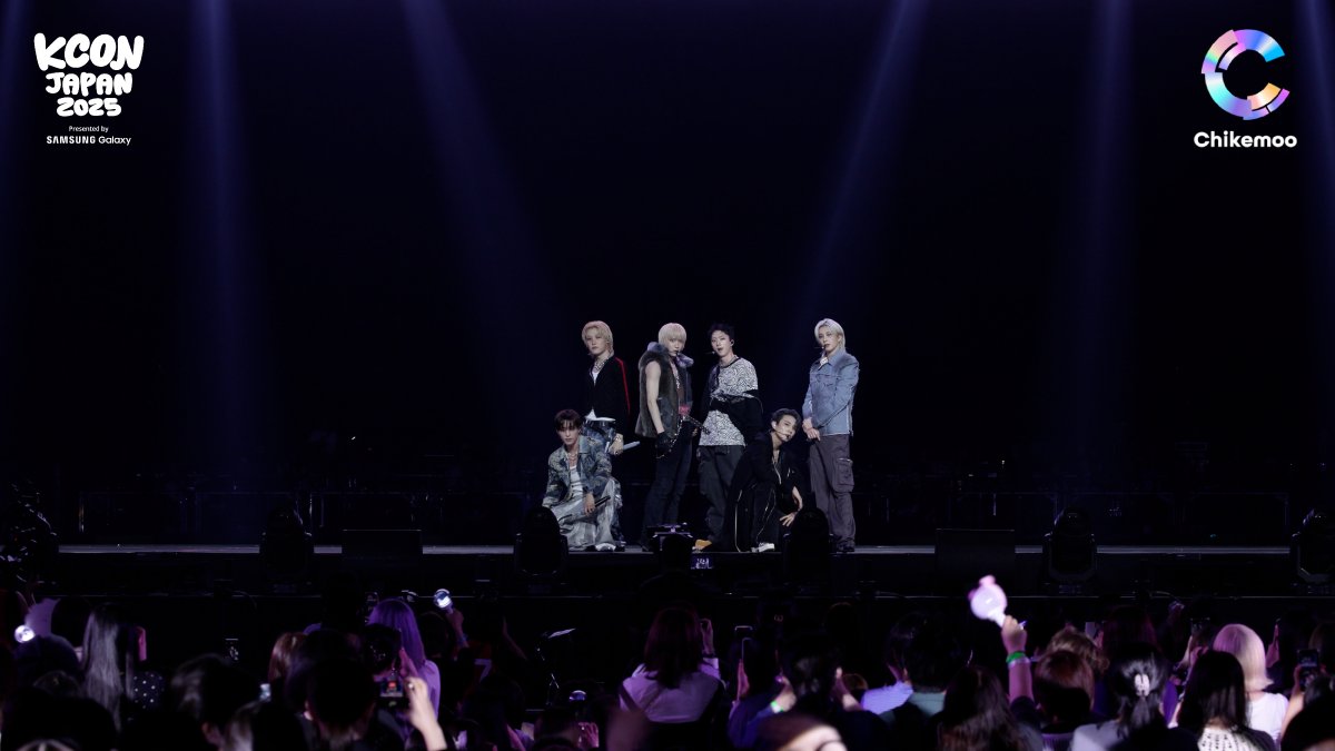 Chikemoo_info's tweet photo. ＼KCON JAPAN 2025 好評配信中🎥／
 
#KCONer の皆さんへ📢
 
推しのマルチ画面チッケム、もうチェックした？
-------------
M COUNTDOWN STAGE Day2
#P1Harmony の「JUMP」を配信中！
-------------
Chikemooは
マルチ画面で全メンバーのチッケムを自由に切り替え可能！
推しの表情もダンスも、見たい瞬間を逃さない👑
推し活がもっと楽しくなる新体験、今すぐチェック✅
 
#Chikemoo をつけて皆さんの大好きな瞬間もぜひ投稿してください!!
👇アプリダウンロードはこちら👇
🔗https://t.co/UKYTSvI04J
視聴にはアプリのDL・会員登録・配信の購入が必要です。