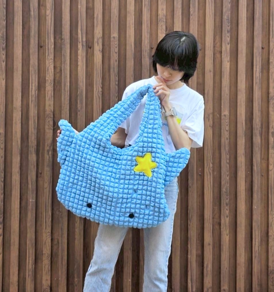 เปิดตัวคอลใหม่ประจำงาน #IFEXPOWINTER25 กับกระเป๋าสไตล์ Hobo bag ที่มีมาให้เลือกถึง 3 แบบด้วยกัน ✨🪿🐧🐋

มีช่องเล็กด้านใน ส่วนปีกเป็นช่องซิปสามารถใส่ของจุกจิกได้ด้วย แวะมาทดลองสะพายที่งานกันเยอะๆนะคะ 😉🫶🏻

🌟 N33-34
🗓️ 20-21 DEC 2025
#DKrafts