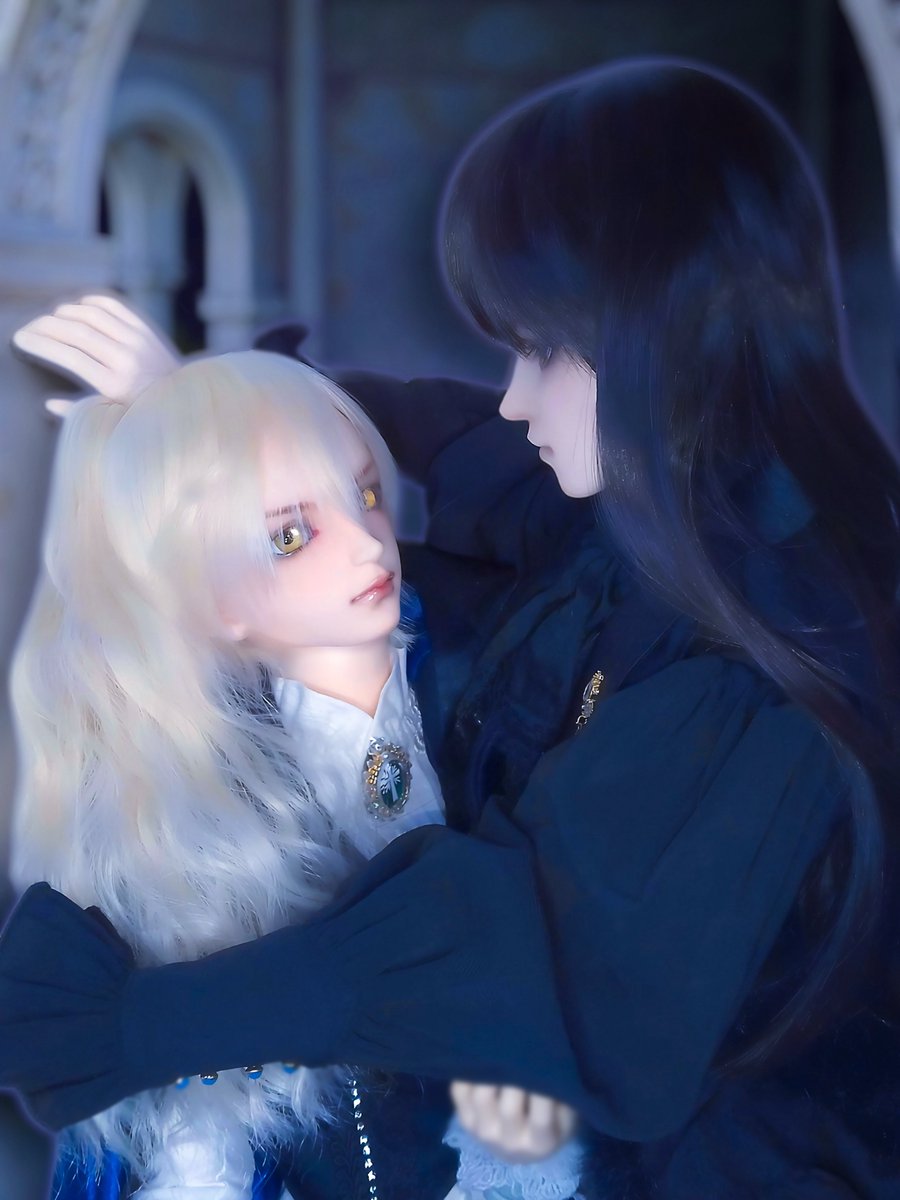 toyou_andforme's tweet photo. #ガルリト［秋の皇女］⑨後編1

–ちょ、ちょっと!?見てあれ！
–距離……近っ!
–アスター様、壁ドン!?
–双璧並んでるとか尊すぎて死ぬ！
–いや絶対ケンカでしょ！

「……黄色い小鳥どもが騒がしい。場所を変えるぞ」

「そうだね。大公と公爵の取っ組み合いなんてね」

「……フン。ついてこい」

↓続 https://t.co/x7Gkb33W4q
