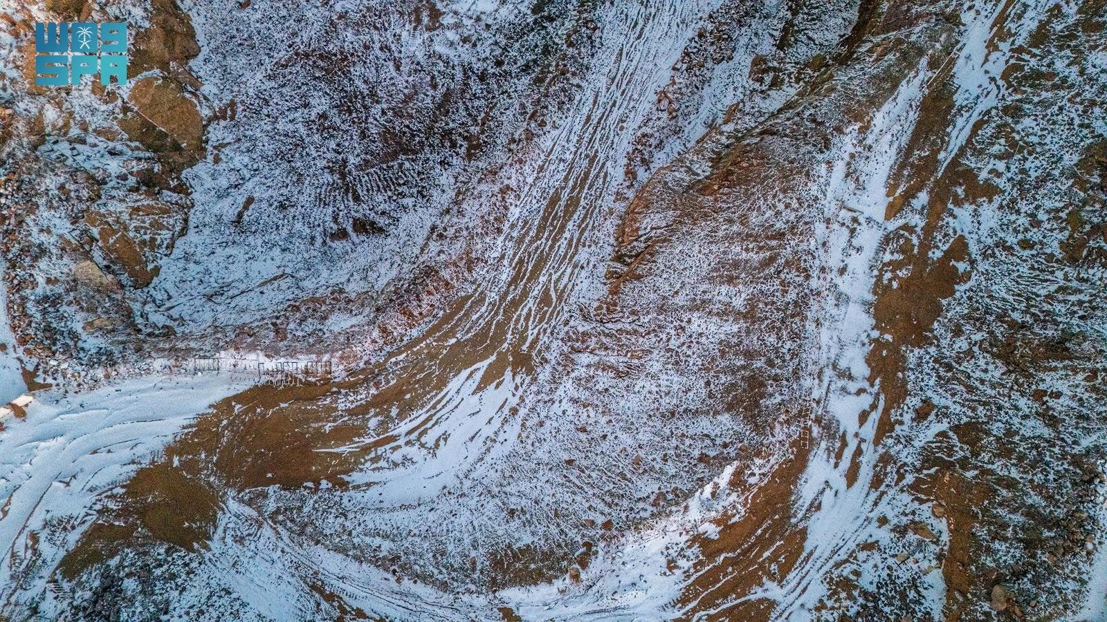 لوحات شتوية في مشهد بديع.. مرتفعات تروجينا في تبوك تكتسي بـ #الثلوج 