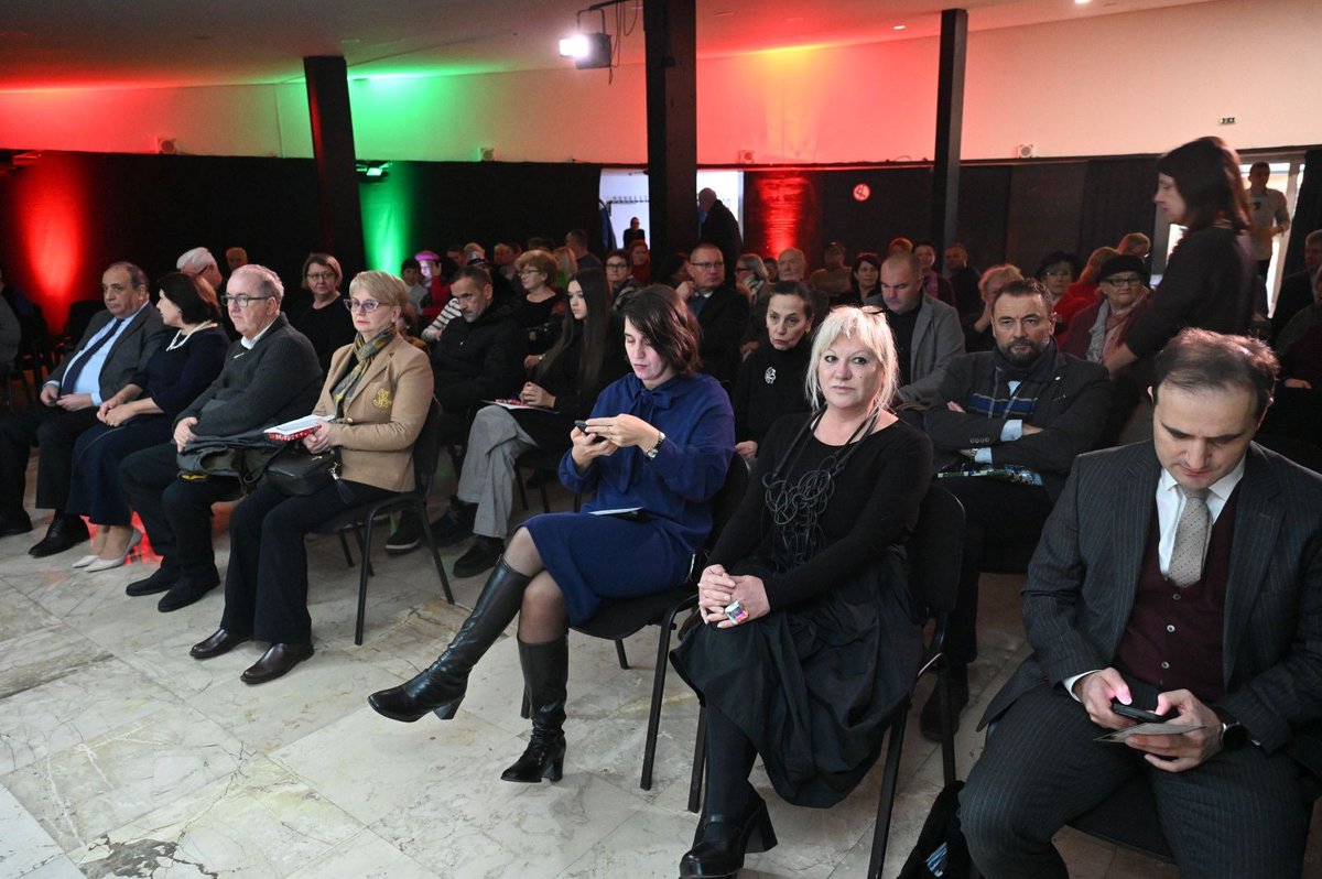 ✅  <a href="/FMKS_GOV/">Federalno ministarstvo kulture i sporta</a> i fondacije: Održan Božićno-novogodišnji koncert u BKC-u

Više na 🔗 fbihvlada.gov.ba/bs/federalno-m…

#VladaFederacijeBiH #VladaFBiH #FMKS #Koncert #Božić #NovaGodina #BKC