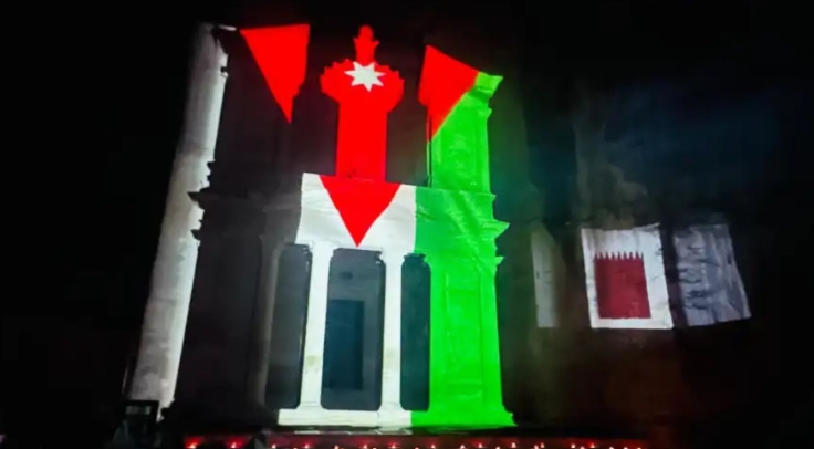 سلطة إقليم البترا تضيء الخزنة بالعلم القطري بمناسبة اليوم الوطني لدولة قطر 