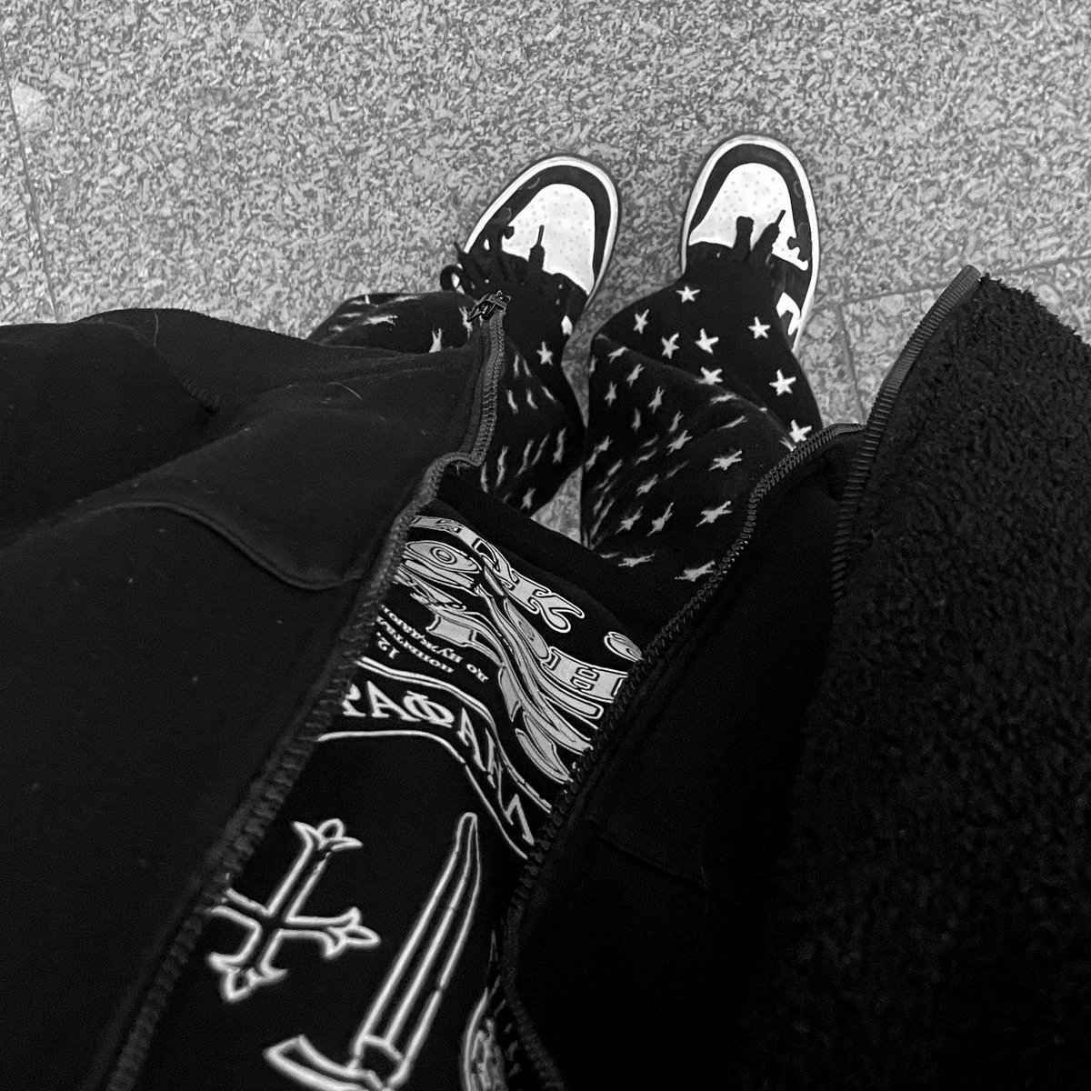 “  не надо меня спасать
мне жалко твои глаза
я знаю все это сам
я лучше сожгу дотла
чтобы переписать
историю наших ран
я этих недосказанных триггеров не боюсь
давно все они прожиты в дневнике наших чувств

не надо меня спасать
я сделаю это сам
ведь я тебе обещал  “