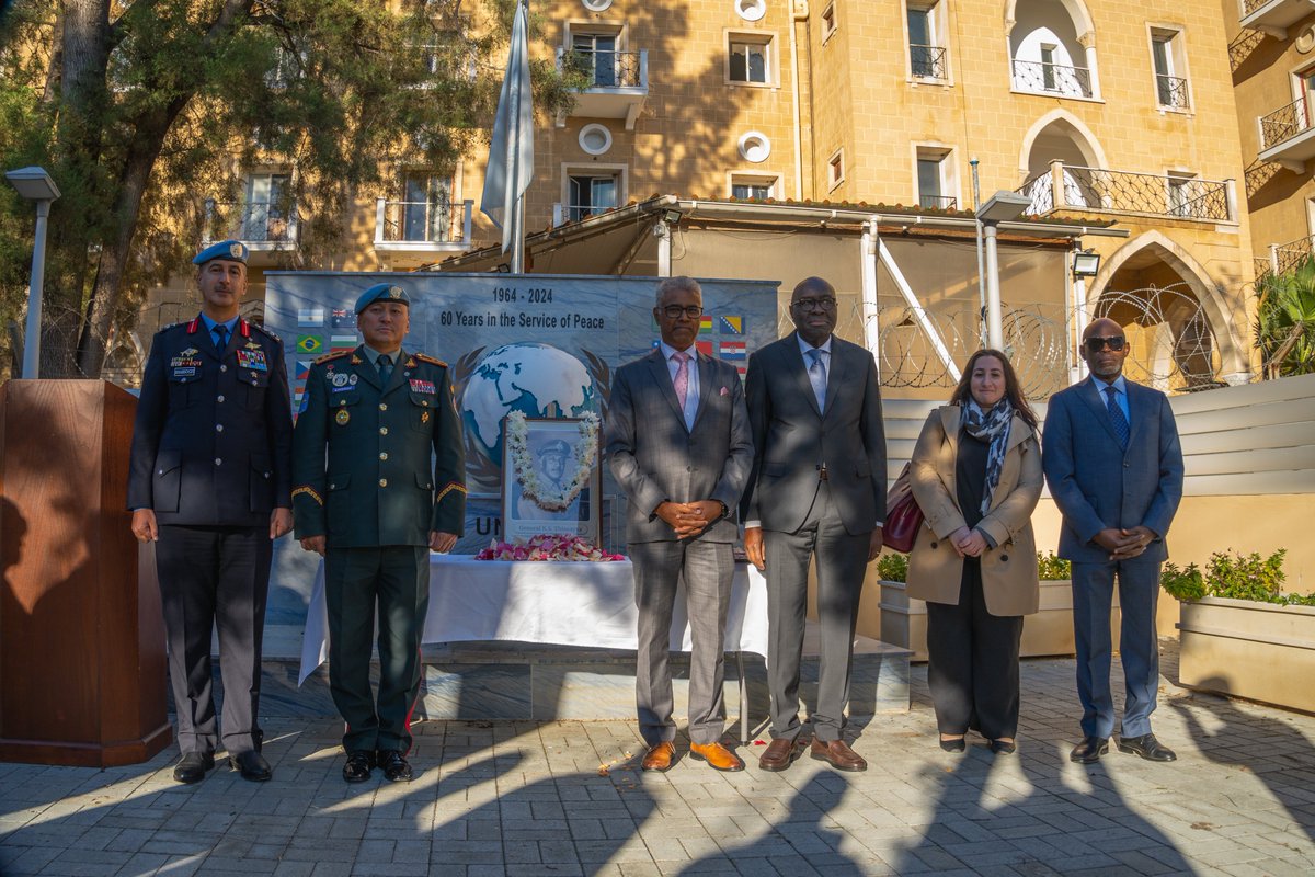 This morning, top <a href="/UN/">United Nations</a> official in #Cyprus, Khassim Diagne, together with #UNFICYP senior leadership, welcomed the High Commissioner of #India 🇮🇳, Mr. Manish, to the monument outside Ledra Palace for a ceremony to remember General Kodandera Subayya Thimayya, who served as the