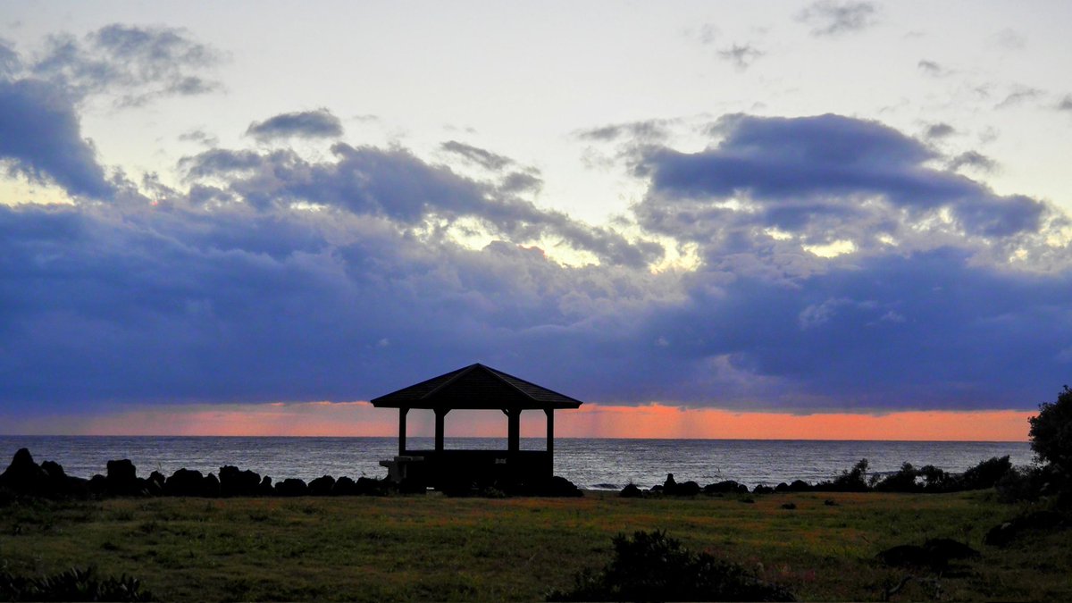 k19ch1's tweet photo. 12月18日
八丈島の夕暮れ
西から雨雲の接近で
夕陽の付近は雨柱
天気は下り坂かな…
ANA最終便は定刻就航
お疲れ様でした
#八丈島
#八丈島民図鑑
#宇喜多秀家公と豪姫の碑
#夕暮れ
#夕陽
#八丈島空港 #RJTH 
#JA211A #全日空 https://t.co/WASqoMtywG