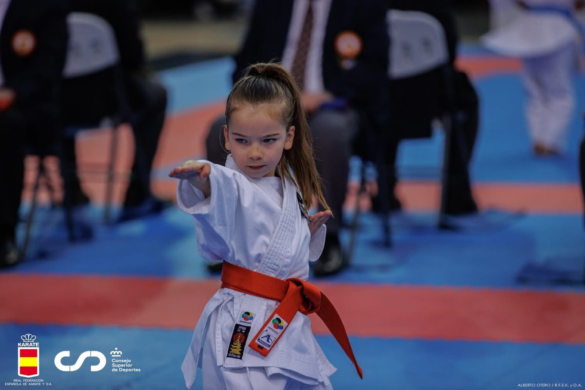 Os presentamos otra joya del kárate de Benalmádena, París González González, deportista del Club Sonkei Karate Do se ha proclamado Campeona de España de Kárate 2025 en categoría benjamín, modalidad kata, 
🥇 Campeona de España 
🥇 Campeona de Andalucía 
🥇 Campeona de Málaga