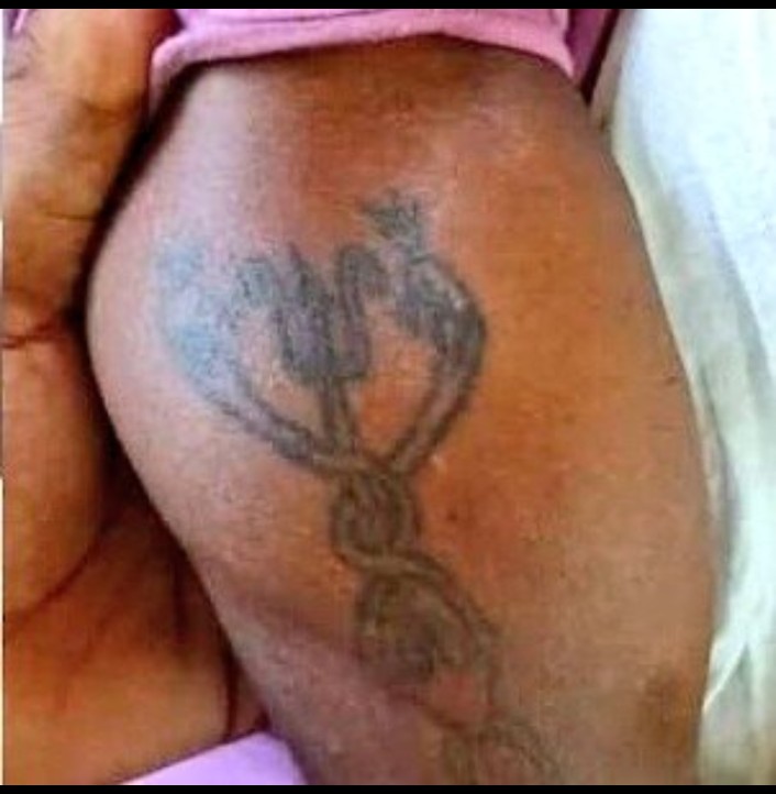 हाथ में त्रिशूल का टैटू 
नाम: अविनाश पांडेय 
कांड: 5 साल की मासूम बच्ची के साथ दुष्कर्म 
सजा: उम्रकैद 

अविनाश पांडेय ने इससे पहले भी 3 बच्चियों का रे*प कर चुका है।
उसमें भी उम्रकैद की सजा सुनाई गई थी।