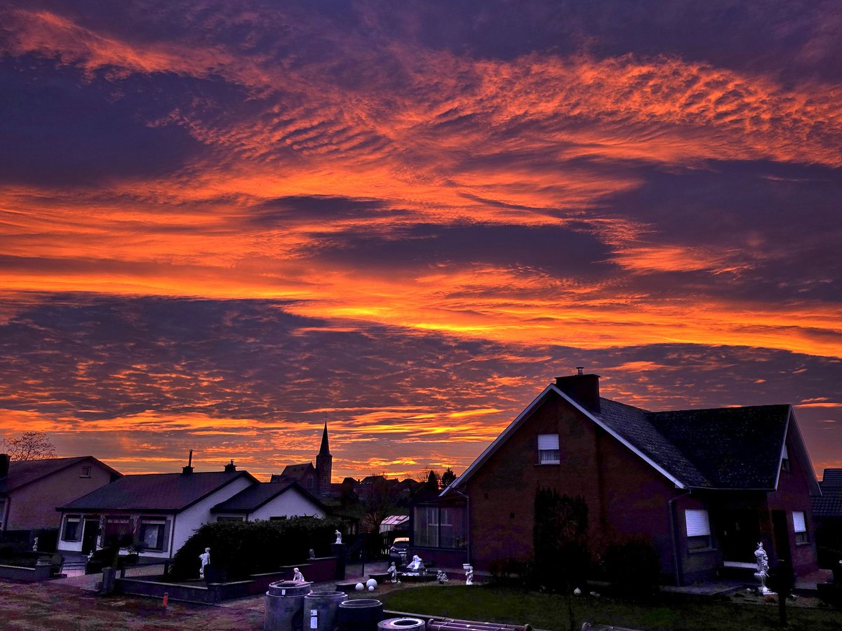 Eyletten16's tweet image. #vrtweer @DoediesZot @sabinehagedoren @meteoBram 
Waanrode 8.35 u , 9°. @Eyletten16