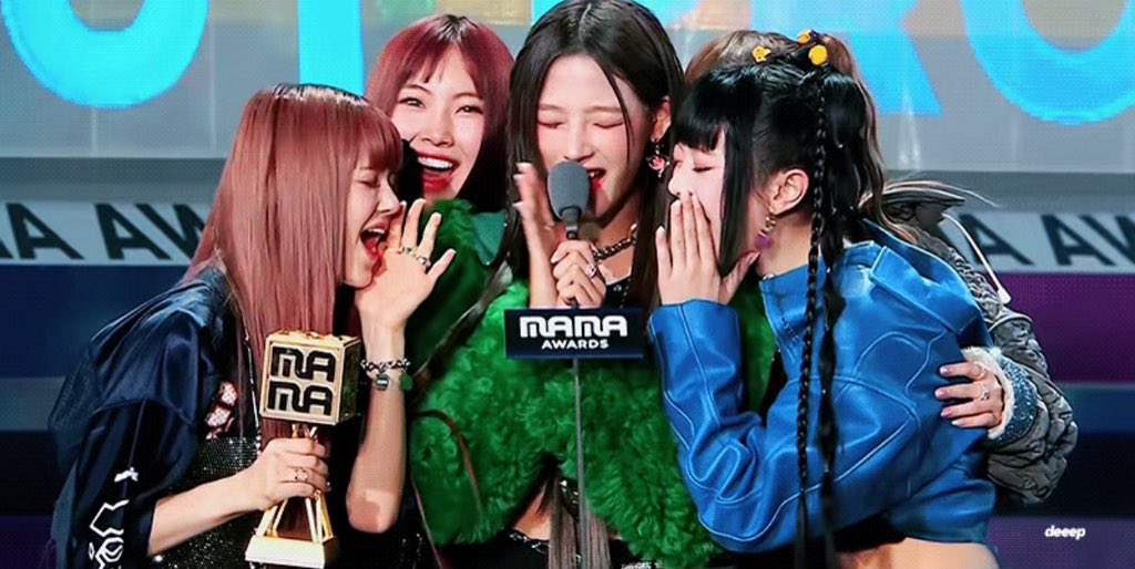 The reason NewJeans didn’t receive an award at the 2022 MAMA Awards is that the award originally meant for them was switched to Min Hee-jin’s Producer Award. She said she personally heard that the change was made at Bang Si-hyuk’s request