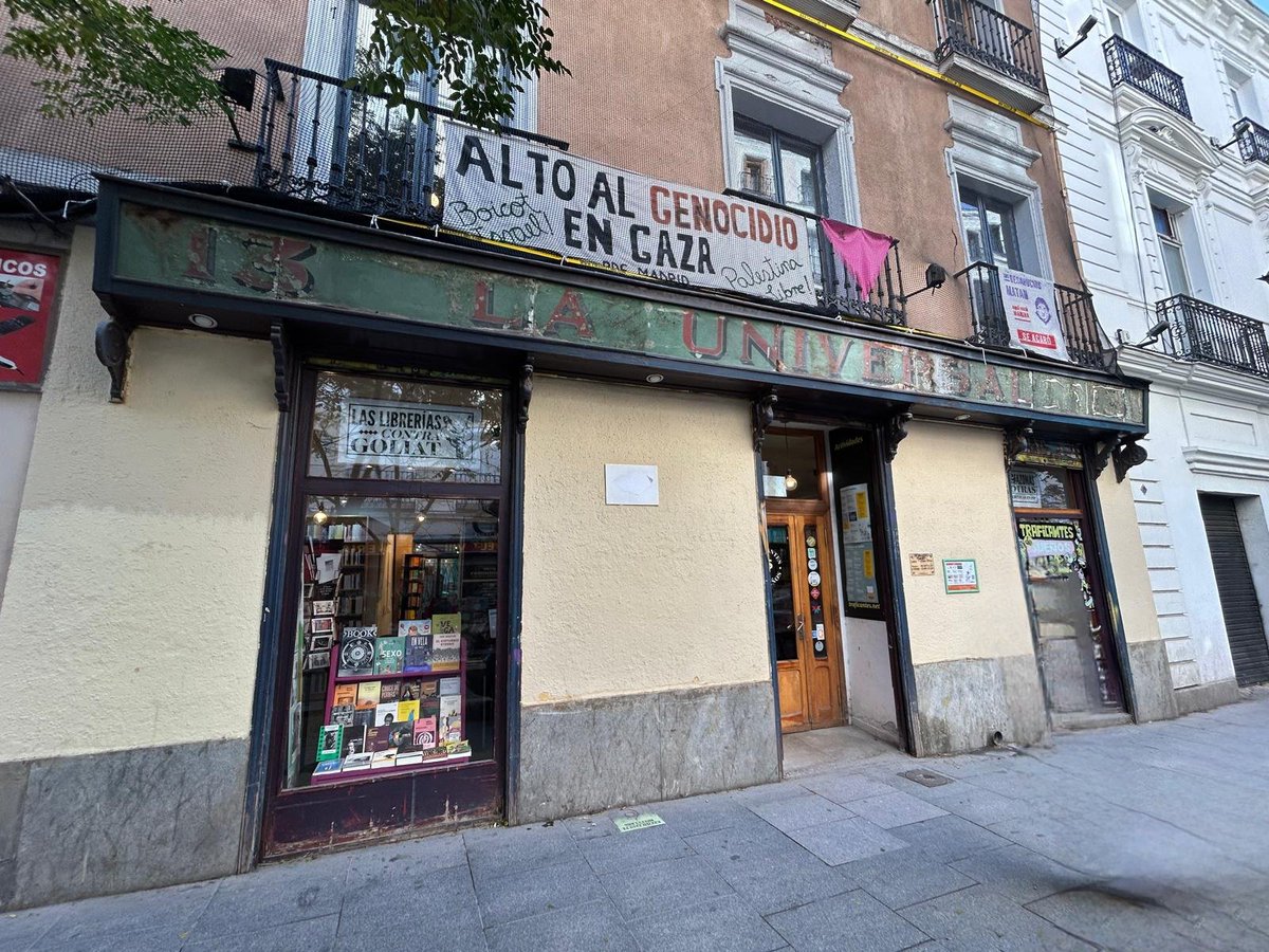 ConoceOtroMad's tweet image. El rótulo de la antigua sastrería de La Universal se mantiene reconvertida en una librería de la calle Duque de Alba. Tras la noticia de la venta del edificio a un fondo buitre, peligra este espacio cultural para un barrio que lleva años padeciendo una atroz gentrificación.