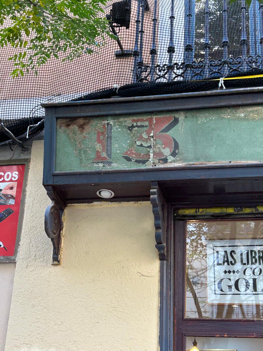 ConoceOtroMad's tweet image. El rótulo de la antigua sastrería de La Universal se mantiene reconvertida en una librería de la calle Duque de Alba. Tras la noticia de la venta del edificio a un fondo buitre, peligra este espacio cultural para un barrio que lleva años padeciendo una atroz gentrificación.