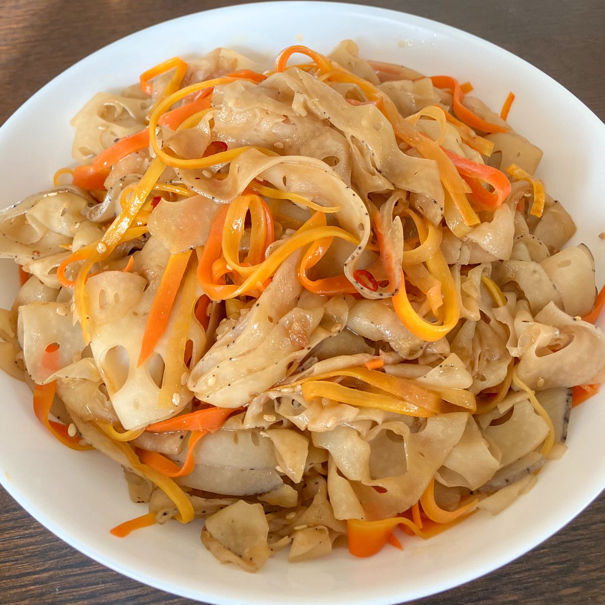 レンコン500g、にんじん1本をスライサーで薄く切り、ごま油大2、鷹の爪でしんなりするまで炒め、醤油みりん各大2、砂糖大1で煮詰めると、美味しいきんぴらできます