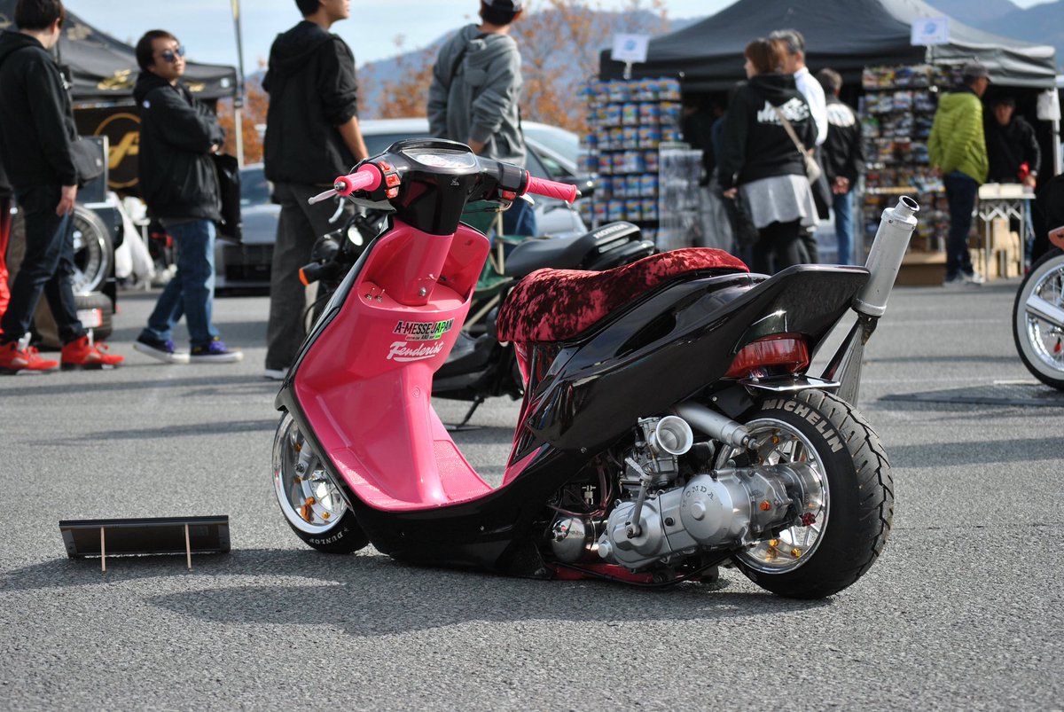 #俺の原チャカスタム

全塗装(オリジナル色)
フレームフル7色ラメ
前後エアサス
200mmロンホイ
F.4.5j R.6j
ネックチョップ
各所スムージング
ヘッドライトインナーブラックアウト
80ccボア
金ポッシュ
pwk28
その他もろもろ…

写真見返すと色々変わったね😳
文字では書ききれないほど色々やった😂