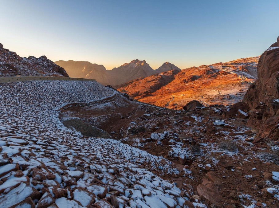 صور | مرتفعات تروجينا في تبوك تكتسي بالثلوج في مشهد بديع 
