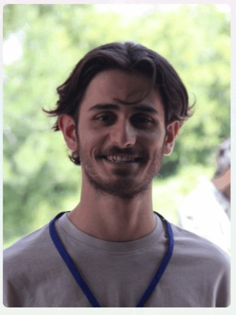 ecapa_aklinizi's tweet image. Harika bir haber 
Bu fotoğrafını gördüğünüz gencin adı Emirhan Güler.
Kendisi son dönemde aldığım en sevindirici haberin kahramanı.
Birlesmiş Milletler bu yılı Dünya Kuantum Bilimi ve Teknolojileri Yılı ilan etti. Ve dünyada "kuantum ekosistemine katkı sağlayan 100 kişi"yi…