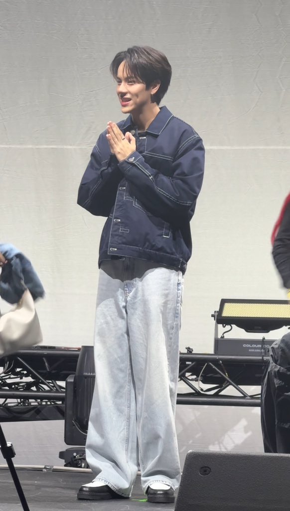 คนที่รักแฟนคลับขนาดนี้อะ ยืนถ่ายรูป 1:1 2:1 กับฟค 2 ชม อะตั้งแต่ 14.00-16.00 แล้วน้องไหว้ยิ้มให้ทุกคนตลอด จะล้อง😭

#NANON7ListeningBDparty 
#mynameisnanon