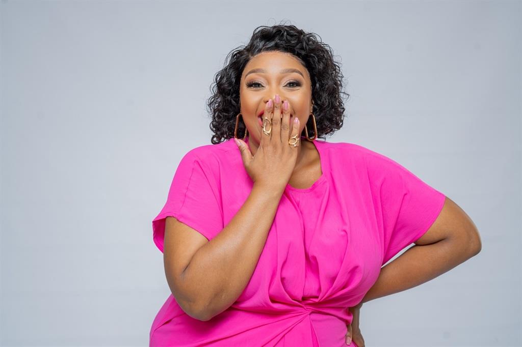 dailysunsa's tweet photo. Not all heroes wear capes 🦸🏽‍♀️TV star Relebogile Mabotja becomes SALON HERO after standing up to 'RAGING' customer. #RelebogileHero #SalonIncident #StandingUp
https://t.co/ps2GiXzoV5 https://t.co/IhZHi9eYAW