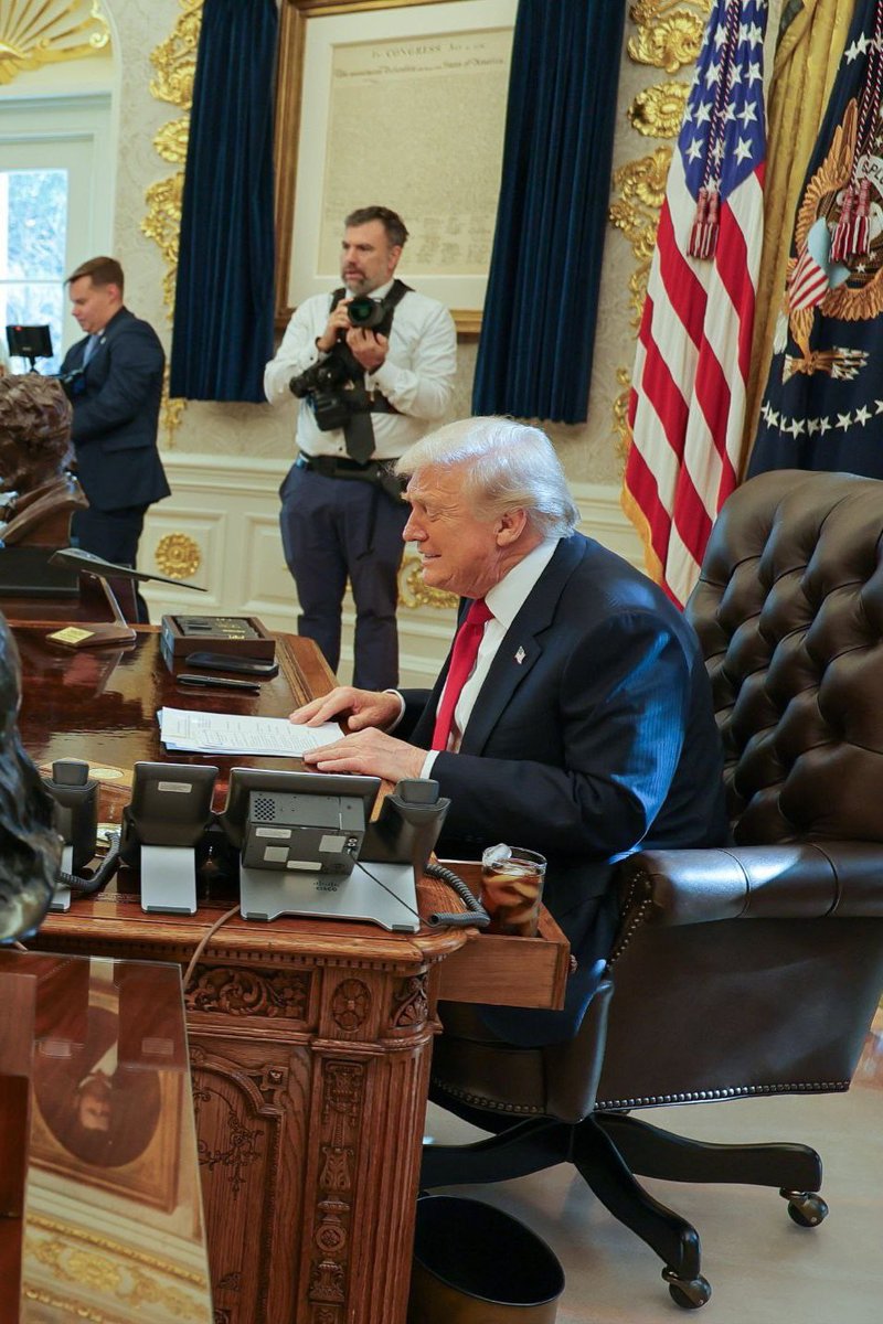 غداً ليس يوما عاديا على السوريين
غدا سيشرق أول صباح على سوريا منذ 40 سنة وهي رسميا دون عقوبات اقتصادية
بلد ككل البلدان لا أحد يخاف من الاستثمار به أو فتح بنك أو التعامل معه
لا تخافه غوغل ولا ميتا ولا يوتيوب ولا أمازون ولا أي شركة
اليوم الساعة 6 بتوقيت واشنطن و2 فجراً بتوقيت دمشق