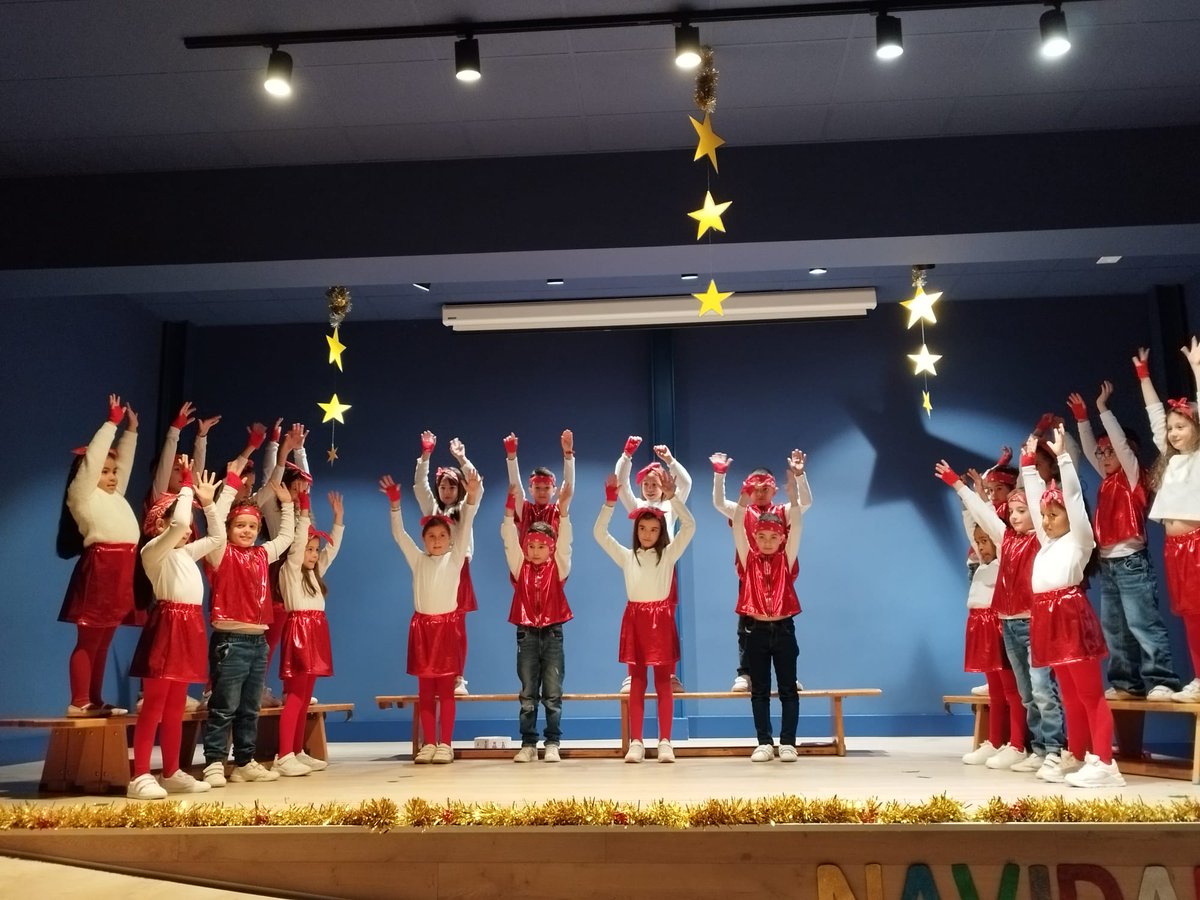 Esta semana ha tocado el turno a la etapa de Educación Primaria. Todos los alumnos participaron representando obras 🎭, cantando villancicos 🎤 y bailando al ritmo de la Navidad 🎵 🎄