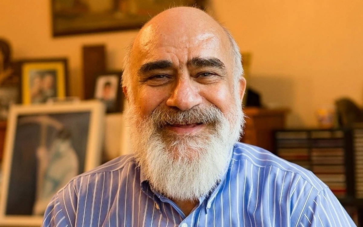 📌Tomo Abi’nin yeleği

🖋️Levon Bağış

▪️Ermenistan’da çokça anlatılan bir hikâye vardır: Ölüp de cennete giden bir Ermeni, susuzluğunu dindirmek için su ister meleklerden. Su istemesine rağmen bir kadeh güzel şarap gelir. Adam şaşırır ama şarabın güzelliğinden hiç sesini