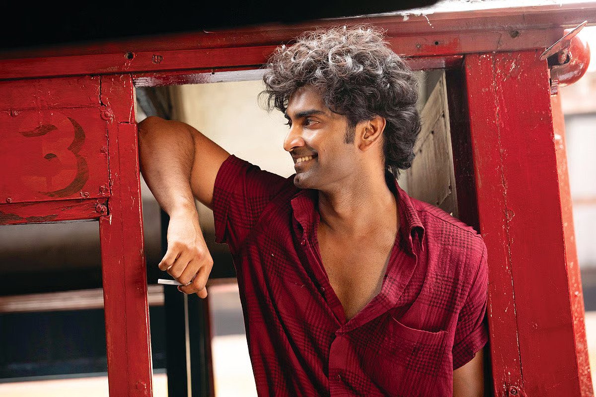 MoviesSingapore's tweet photo. #Parasakthi
#SudhaKongara interview – “I like Director Vinodraj very much. I went to see #Kottukali, and #Sivakarthikeyan was also there. While talking to him, I told a love ♥️ story—he liked it. But then I told him the Parasakthi story for 10 minutes, and he immediately said we should do this 🤝.
He was doing #Madharaasi at that time, playing a Madurai youth. I told him to reduce weight. In one month, he followed a strict diet and looked amazing. He’s a great performer and wants to celebrate every moment.
#RaviMohan being in the film was a big surprise for everyone. Initially, I thought of casting a Hindi actor for this role, but as the story expanded, I felt a Tamil actor was needed. No one had seen #Madhavan as a boxing coach—that was the kind of freshness I wanted to show. Similarly, I told him there wouldn’t be any heroic elements in the character. When the script went to him, he read it and called immediately, saying, “Madam, you believe I can portray this role? It means a lot to me. I’ll come.” It was shocking and surprising for me when he accepted. He’s a delight to work with and an excellent actor—you’ll see a never-seen-before Ravi in the film.”
“I have been friends with #Atharvaa for a long time ❣️. When he was doing Paradesi, I was a creative producer. Our connection is through food—we would eat together and then work hard for the shoot. The friendship he had with #SK showed in the film. He’s a sincere actor; he reads his dialogues clearly and comes prepared.”
“#Sreeleela learned Tamil and speaks it. Her dance is excellent. It’s been a long time since I saw such a beautiful face without makeup. She plays a rebel in the film. I saw pain and emotion in her eyes and decided, ‘She is my Ratnamala.’”
“We went to real-life locations as far as possible instead of sets. There’s a steam train portion in the film that train 🚂 plays an important role in the movie. There’s a sequence in which #SK and #RaviMohan fight 🤜🤛. I told them, ‘You should hit like you’re fighting someone you hate in life.’ They both did it, and after the scene, they hugged 🫂 each other warmly.