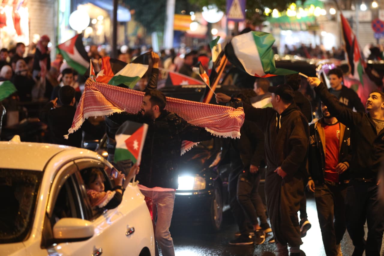 عمّان تتزين بالأعلام الأردنية وقمصان المنتخب قبيل #نهائي_كأس_العرب 