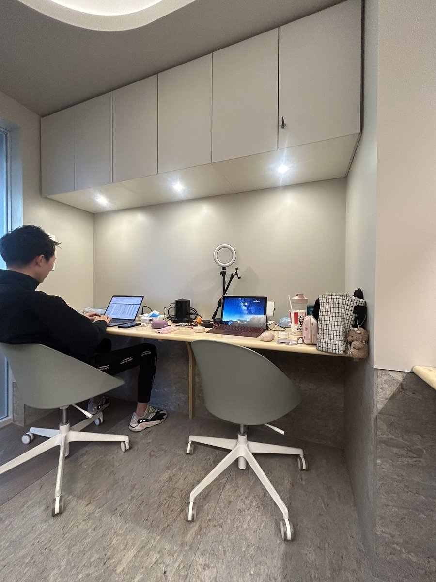 秋葉原にオフィス移転しました。来年で1億いきます。モニターを僕が買ったのに、配送先が僕の家になってて今日はモニターなしでスタッフには迷惑かけたのでケンタッキーを奢りました。これから下北沢で会食です😌