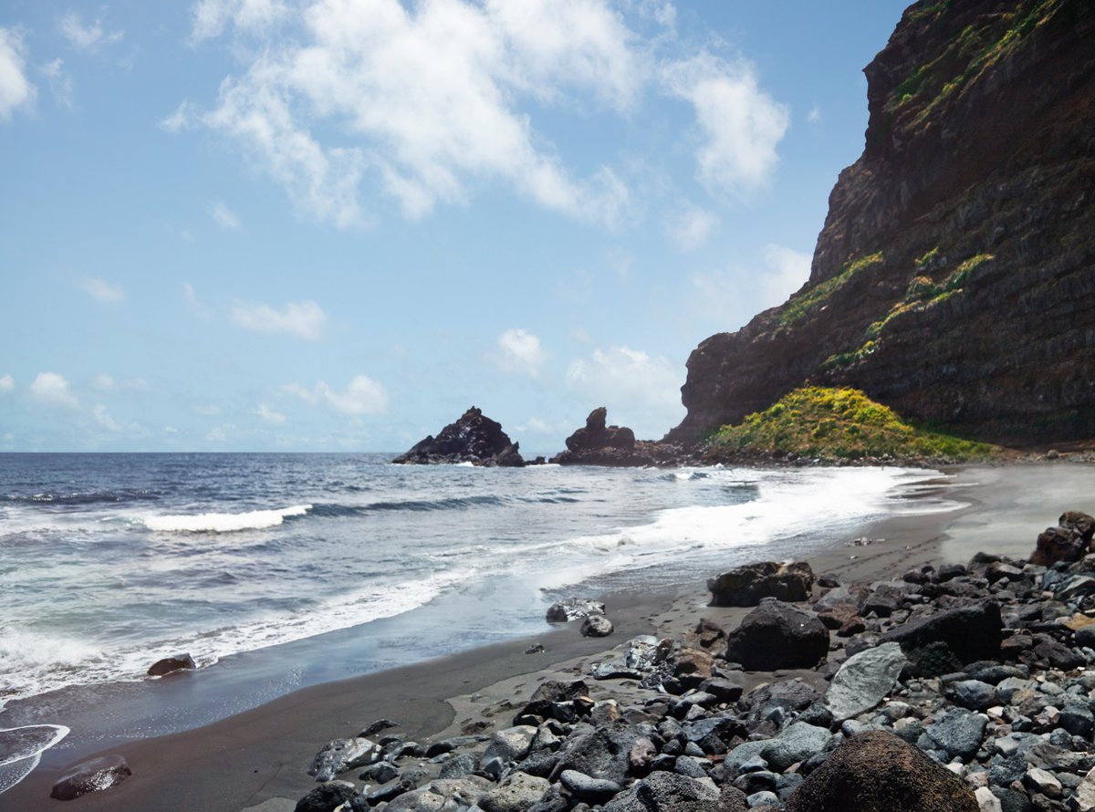 While elsewhere the cold begins to paint the landscapes white ☃️... here on #isladelapalma, we're still dressed in blue 🌞

Winter is the secret season to experience La Palma at its most serene: no crowds, and the same enchanting light that brightens your photos (and your days)