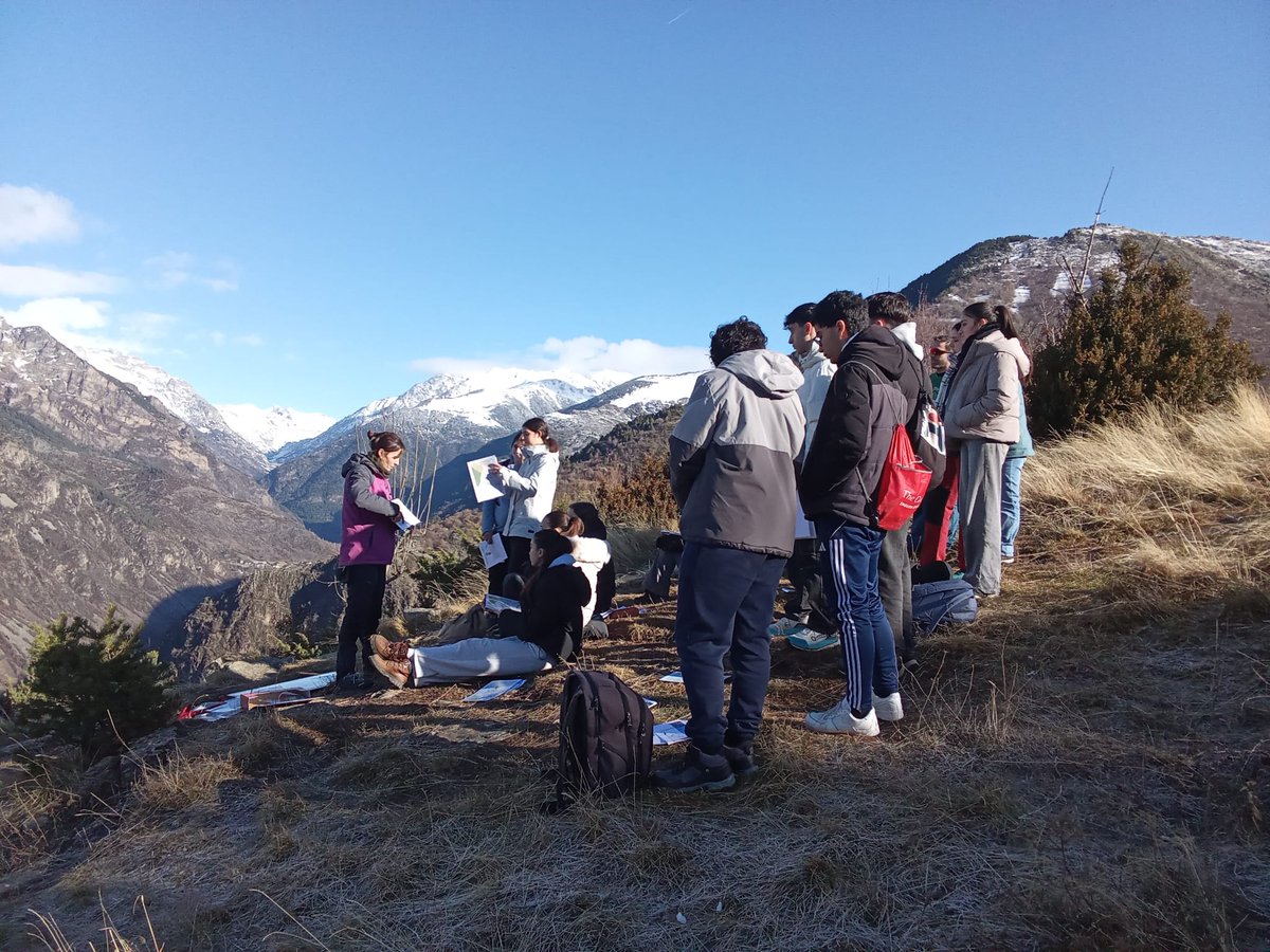 2on de batxillerat científic de l'<a href="/ins_alt/">Ins Alt Penedès</a> de #vilafrancadelpenedès, des del mirador de St. Quirc de Durro, va trobar el millor emplaçament per un nou alberg a #Barruera. Van identificar els riscos geològics de la zona i l’impacte ambiental del projecte sobre el terreny.