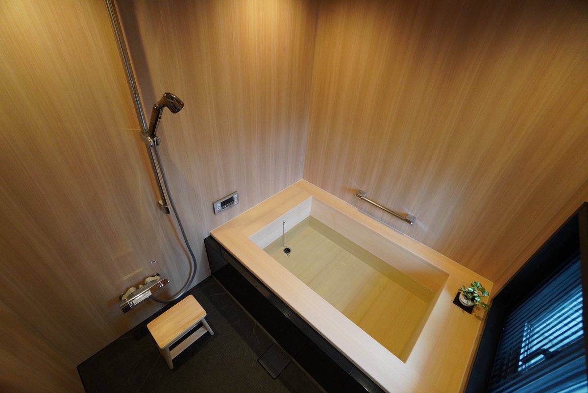 株式会社テンイチ様
（<a href="/tenichi_reform/">住まいのリフォーム テンイチ(浜松・静岡・沼津)</a> ）が、
システムバスルーム「雅月」の
素敵なリフォーム施工事例を
紹介してくださいました✨

浜松市のマンション9階。
「実家のヒノキ風呂を再現したい」という
奥様の夢をお手伝いさせていただきました。
職人が作る本物のヒノキ浴槽は、