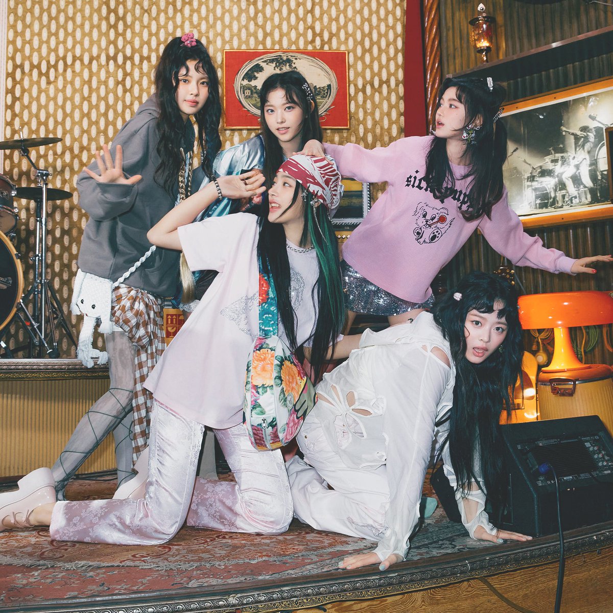 NewJeans_Base's tweet image. HYBE allegedly blocked 'NewJeans' from submitting for the Grammy Award for 'Best New Artist'.

Even 'Rolling Stone' predicted they would have been strong contenders if they had submitted.

(rollingstone.com/music/music-fe…)